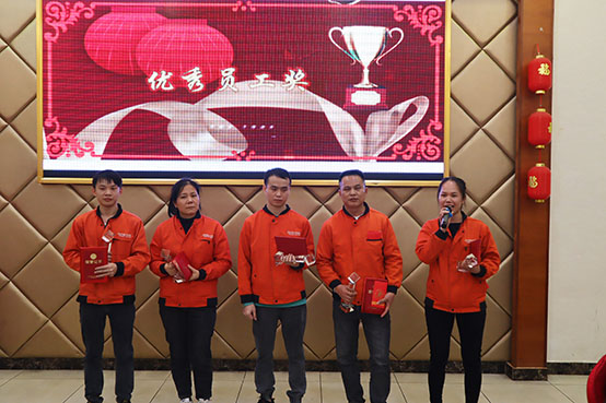 菲思盾壁掛爐優(yōu)秀員工得獎(jiǎng)?wù)?><br>
<span style=
